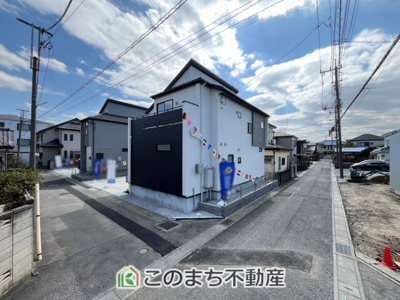 【前面道路含む現地写真】 | VIIE　久喜市東5丁目2期　1号棟 | 角地で、陽当り・解放感◎になっております！
