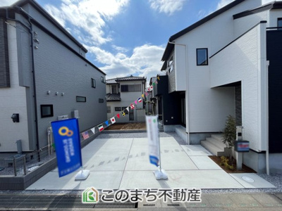 【駐車場】 | VIIE　久喜市東5丁目2期　1号棟 | お車を並列で2台駐車可能です(車種によります)。駐車場の横はお庭スペースとしても利用可能。お子様も喜びそう♪
