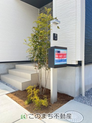 【エントランス】 | VIIE　久喜市東5丁目2期　1号棟 | 植栽とシャレなエントランスポールがお出迎え♪
