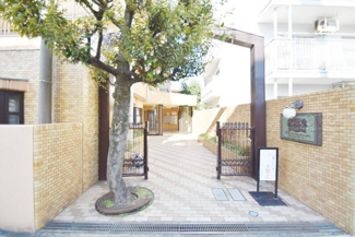 【エントランス】 | お客様を、そして住人を出迎えてくれるマンションのエントランス。ゴミが落ちていないことからも、管理状態の良さや住民の節度の高さが見て取れます。～即日のご見学可能～　お問合せはお気軽にどうぞ。
