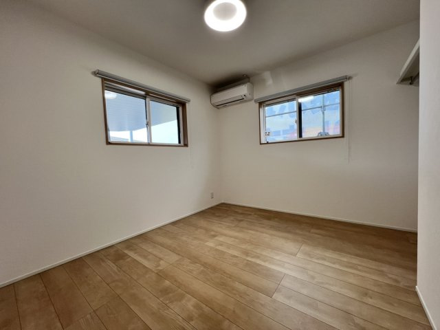 松崎町戸建の洋室