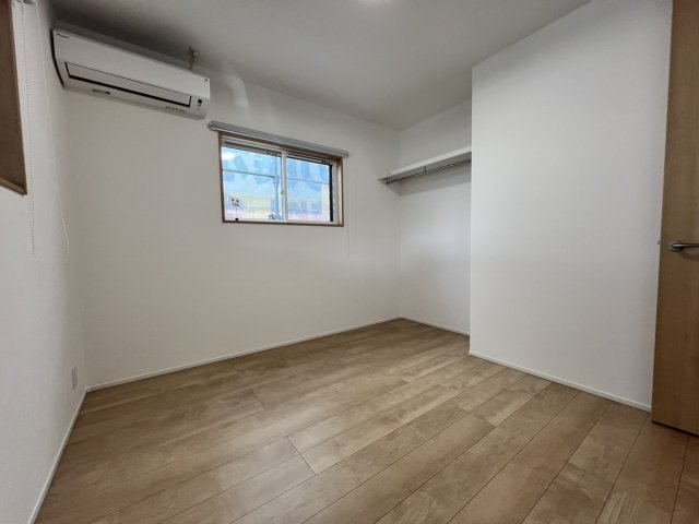 松崎町戸建の洋室