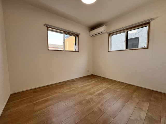 松崎町戸建の洋室