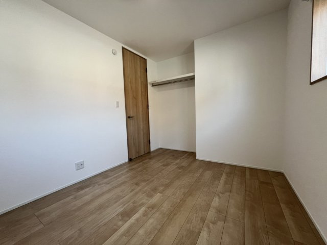 松崎町戸建の洋室