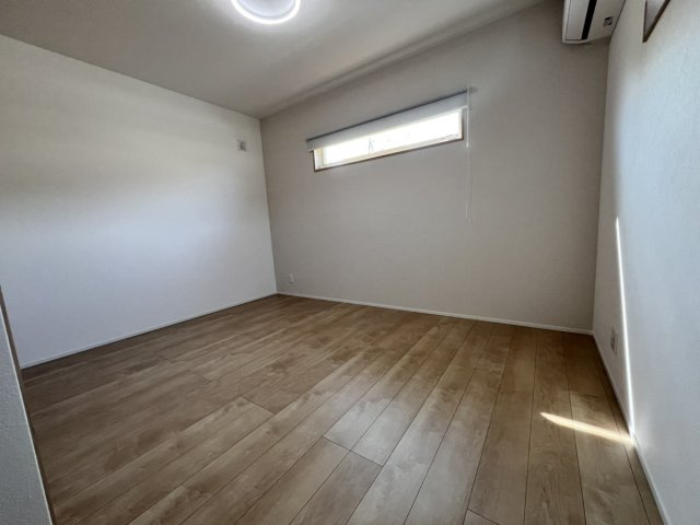 松崎町戸建の洋室