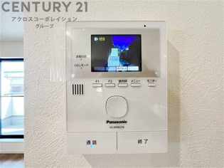 訪問者が来たときにテレビ画面で確認できるため、安心してドアを開けられます。録画機能があるものもあり、留守中に来訪者を記録しておくことができます。利便性が高く、セキュリティ面でも安心です。