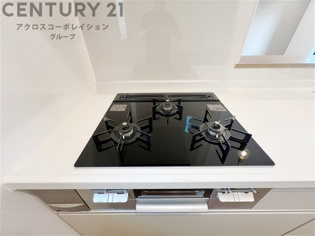 多数の調理器具を同時に使用でき、料理の効率化が可能。省エネで節約になり、様々な料理スタイルに適応できます。また、火力調整が独立しており、手入れや掃除もしやすく、今よりもっとお料理が楽しくなるかも。