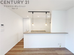 キッチン前のダイニングスペース　カウンターキッチンから料理の受け渡し等に便利です。ダイニングセットを置いても十分な広さを確保。