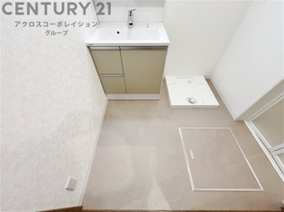 衣服の収納や脱ぎ着や整理整頓がしやすく、湿った衣類を乾燥させるスペースがありカビや臭いの発生を防ぎます。床の汚れを他の部屋に持ち込まず清潔を保つことができます。また快適な入浴環境の整備にも役立ちます。