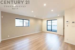 リビングダイニングは家族や友人とのコミュニケーションを楽しむ場所でくつろぎながら食事や会話を楽しめ、多目的に利用できリラックスできる空間です。家庭内の中心として機能し、快適な生活をサポートします。
