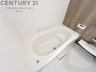 ユニットバスは省スペースでありながら、シンプルな設計と使いやすさを備え、簡便なメンテナンスが可能です。窓付きで換気にも便利です。またミラー・小物置き場もあり便利です。
