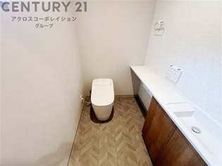 温水洗浄便座付トイレは温水洗浄機能により、暖かい水でおしりを洗浄することができ、冷たい水を使う従来の便座に比べ、温水洗浄機能で暖かいトイレを提供し、快適な使用を可能にします。
