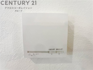床暖房は、効率的な暖房システムであり、床からの温かさが快適な環境を提供します。床全体が均一に暖まり足元からの暖かさが感じられます。また空気の循環が少ないため、ホコリやアレルゲンの拡散を抑えます。
