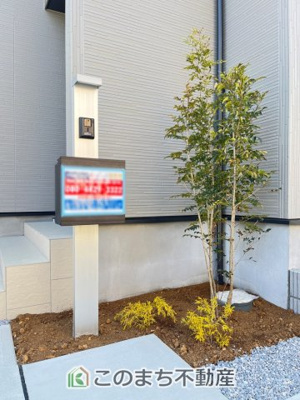 【エントランス】 | VIIE　久喜市東5丁目2期　2号棟 | 植栽とオシャレなエントランスポールがお出迎え♪
