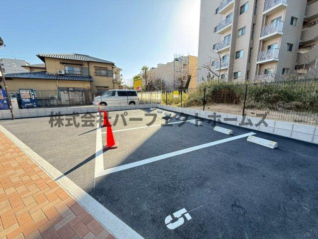 ボンヌ・サンテ枚方公園駅前の駐車場|駐車場があるので、車を買う予定の方も安心です