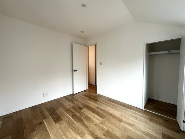 地名に台がついてるけどココは平坦！静かで落ち着いた街です私みたいに。【中区豆口台新築戸建】の洋室|明るい洋室です