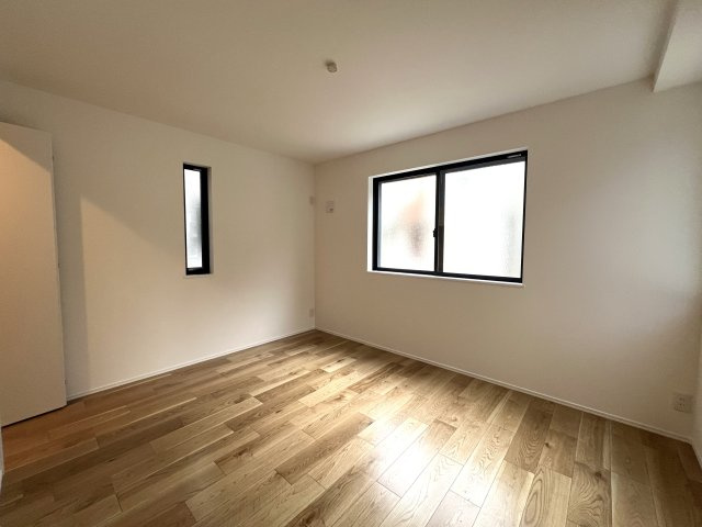 地名に台がついてるけどココは平坦！静かで落ち着いた街です私みたいに。【中区豆口台新築戸建】の洋室|落ち着いた色調の洋室です