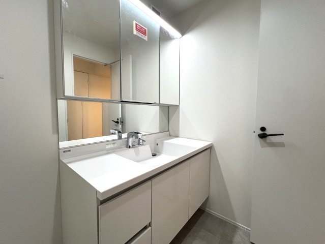 地名に台がついてるけどココは平坦！静かで落ち着いた街です私みたいに。【中区豆口台新築戸建】の独立洗面台|朝の身支度には欠かせない独立洗面化粧台