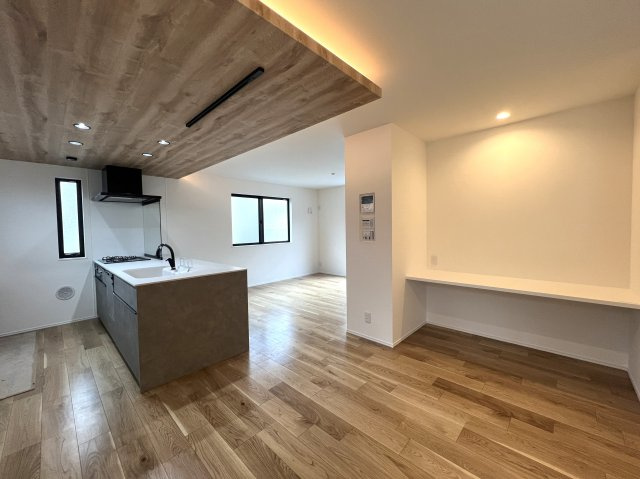 地名に台がついてるけどココは平坦！静かで落ち着いた街です私みたいに。【中区豆口台新築戸建】の居間・リビング|おしゃれな居間です