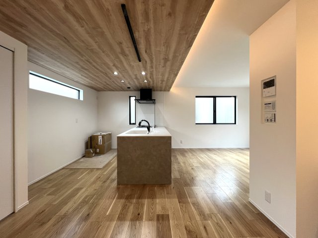 地名に台がついてるけどココは平坦！静かで落ち着いた街です私みたいに。【中区豆口台新築戸建】の居間・リビング|使いやすい居間です