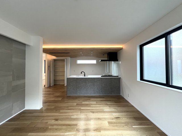 地名に台がついてるけどココは平坦！静かで落ち着いた街です私みたいに。【中区豆口台新築戸建】の居間・リビング|こちらの居間で趣味の時間をお楽しみください