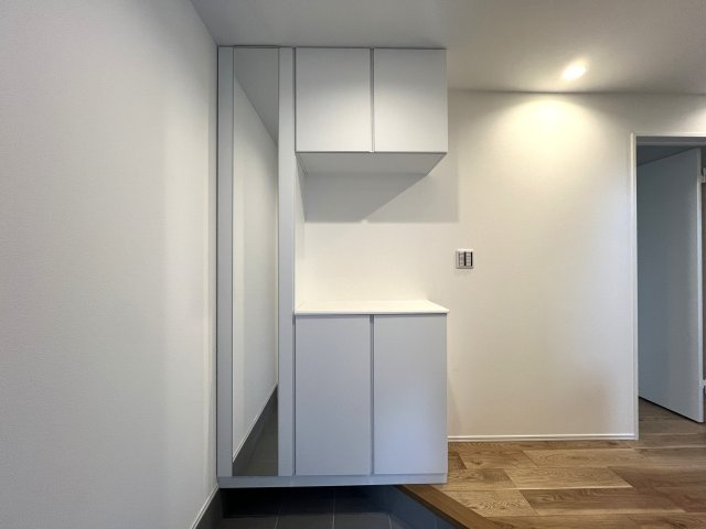 地名に台がついてるけどココは平坦！静かで落ち着いた街です私みたいに。【中区豆口台新築戸建】の玄関|明るい玄関です