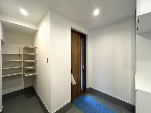 地名に台がついてるけどココは平坦！静かで落ち着いた街です私みたいに。【中区豆口台新築戸建】の玄関|ゆったりとした玄関です