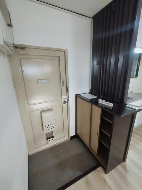 東洋マンションの玄関