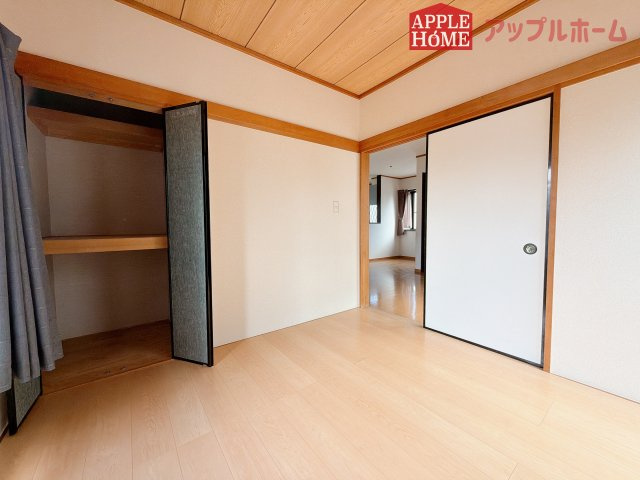 熊谷市石原1期中古戸建の洋室|収納付きの洋室は、収納スペースが豊富で部屋全体がすっきりと片付きやすいのが特徴です。衣類や荷物を整理しやすく、生活感を抑えた洗練された空間を保てます。