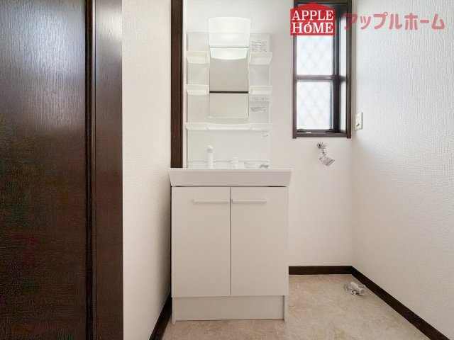 熊谷市石原1期中古戸建の独立洗面台|ゆとりの洗面スペースで朝の身支度も快適スムーズに。髪のセットやお化粧もストレスなくこなせ、朝から気分良く通勤通学に向かえそうですね！