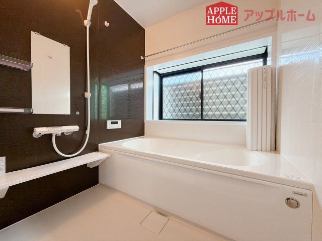 熊谷市石原1期中古戸建の浴室|窓付きのバスルームは、採光もあり明るく気持ちの良い空間です。窓があることで、換気環境も良好。掃除もスムーズに出来ます♪