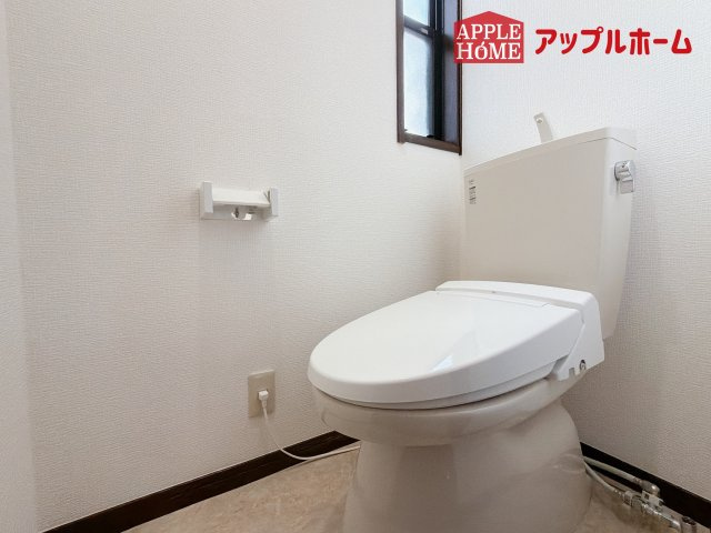 熊谷市石原1期中古戸建のトイレ|節水型でエコなトイレには、今では当たり前の温水洗浄機能付き。便座を温める機能もついていて、居心地の良い空間♪