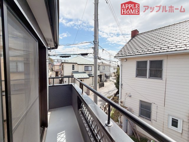 熊谷市石原1期中古戸建のバルコニー|家族分の洗濯物もしっかり干せます。日当たりも良く、毎日のお洗濯が楽しくなりそう♪お布団は手軽に干せていつもポカポカに☆