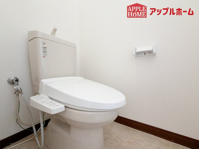 熊谷市石原1期中古戸建のトイレ|節水型でエコなトイレには、今では当たり前の温水洗浄機能付き。便座を温める機能もついていて、居心地の良い空間♪