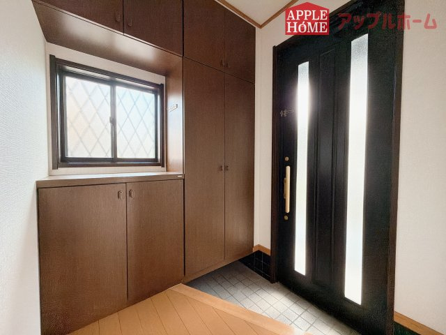 熊谷市石原1期中古戸建の玄関|上下棚にたっぷり靴を収納できます。「ただいま」と玄関を開けた瞬間から、奥に広がる空間を明るい室内を感じられますね♪