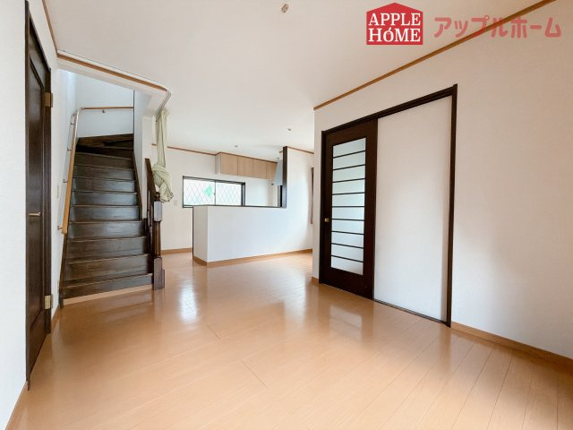 熊谷市石原1期中古戸建の居間・リビング|広々リビング×対面キッチンで家族の会話も弾みます♪家族団らんの秘訣は間取りにあり☆夢のマイホームを一緒に叶えましょう！