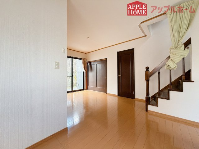 熊谷市石原1期中古戸建の居間・リビング|窓から差し込む光で家族を温かく包み込みます。明るいリビングで子育てする喜びを☆いつでも見学可能です！