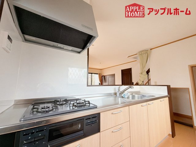 熊谷市石原1期中古戸建のキッチン|キッチンから部屋中が見守れるので、小さなお子様がいるご家庭でも安心です。シンプル×ナチュラルな温かい空間は、どんなスタイルの家具も合わせやすいお部屋です。