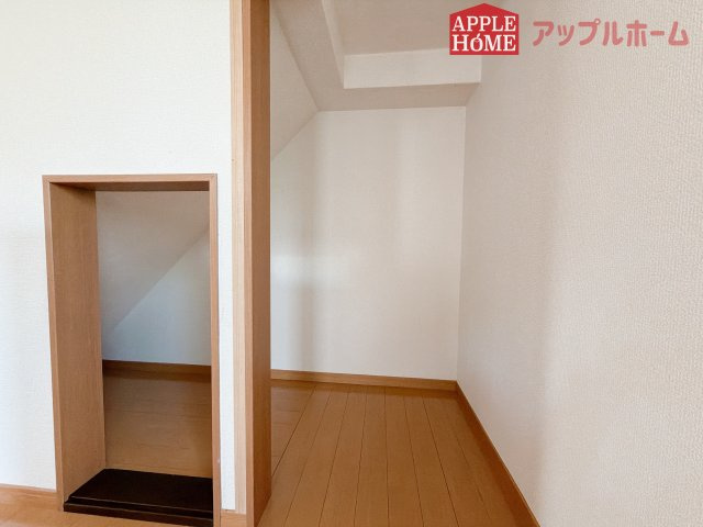 熊谷市石原1期中古戸建の収納|階段下にも収納あります♪