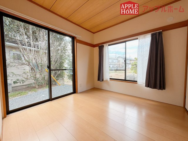 熊谷市石原1期中古戸建の洋室|収納付きの洋室は、収納スペースが豊富で部屋全体がすっきりと片付きやすいのが特徴です。衣類や荷物を整理しやすく、生活感を抑えた洗練された空間を保てます。