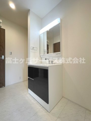 【独立洗面台】 | 掛川市大渕 2期 新築一戸建て | 独立洗面台、小物を置くことができて便利です