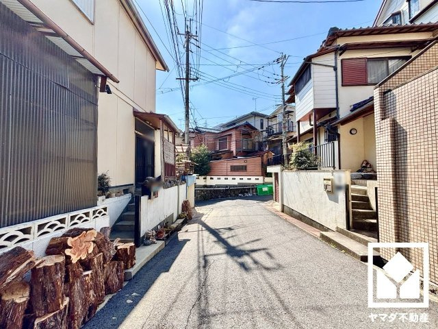 大津市本宮2丁目　の前面道路含む現地写真