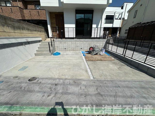 茅ヶ崎市東海岸南3丁目　新築戸建　全3棟の駐車場|3月21日撮影　外構工事中　駐車スペース