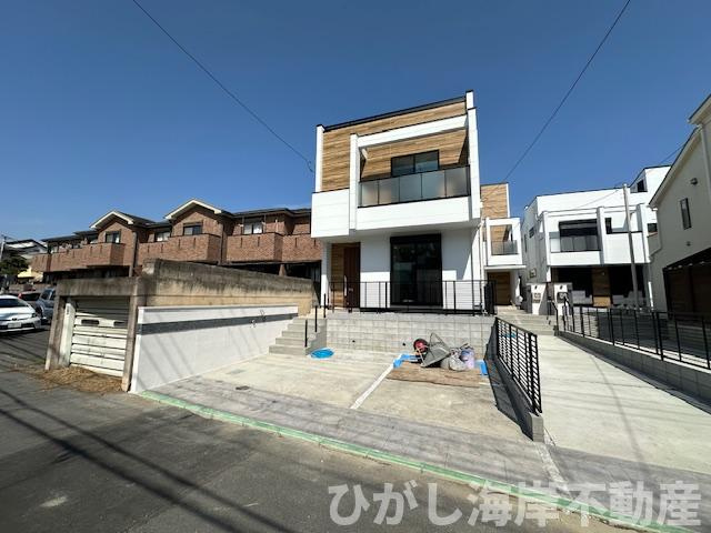 茅ヶ崎市東海岸南3丁目　新築戸建　全3棟の前面道路含む現地写真|3月21日撮影　外構工事中　現地外観
