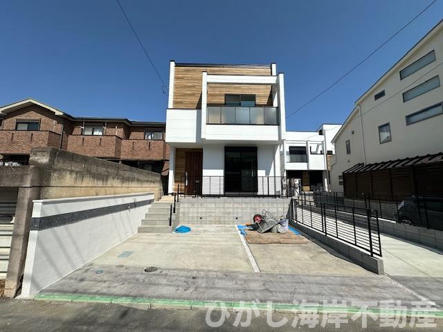 茅ヶ崎市東海岸南3丁目　新築戸建　全3棟の外観|3月21日撮影　外構工事中　現地外観