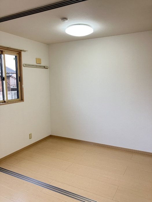 セジュール浅江の居間・リビング|※モデルルームのためベットはついてきません