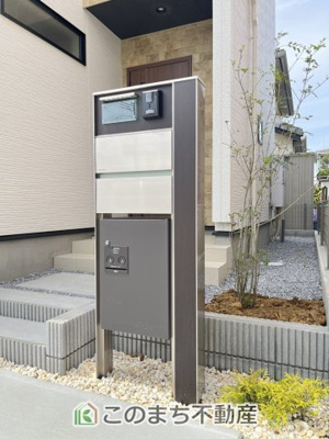 【エントランス】 | ブルーミングガーデン　久喜市緑1丁目2期　1号棟 | 宅配ボックス付きのオシャレなエントランスポールが映えますね☆