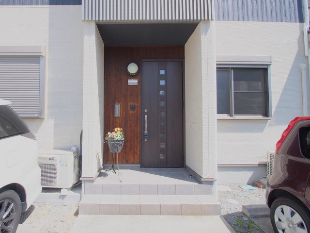 広島市安佐南区祇園７丁目のタウンの玄関