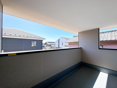【バルコニー】 | 前橋市元総社町　新築住宅 | 日当たりの良いバルコニーで毎日の暮らしに明るさとゆとりを。洗濯物もよく乾き、季節の移ろいを感じながら過ごせます。