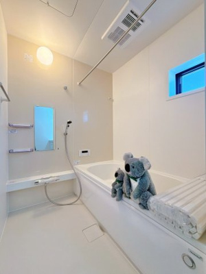 【浴室】 | 前橋市元総社町　新築住宅 | ほどよい優しいライトに包まれたバスルーム。香りの良いバスソルトに身をまかせ、浴槽でゆっくりと深呼吸。一日の疲れが癒されます。